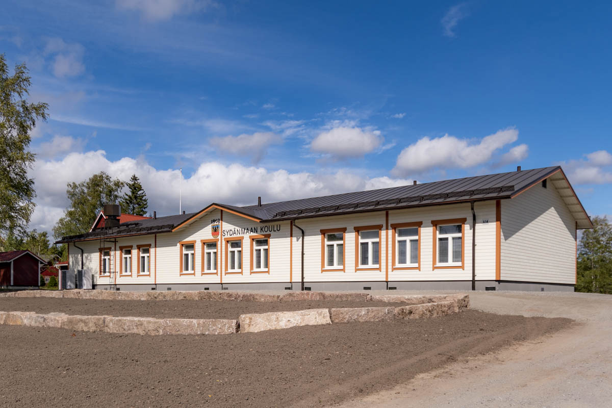 Kyläkoulu moduulikoulu puuKoulu Sydänmaa Eurajoki koulurakennus ulkoa tien puoli (6)