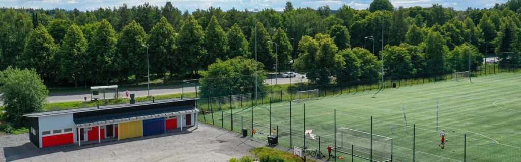 Tampereen Rantaperkiön urheilukentän huoltorakennus ilmakuva moduulirakennus toimitilarakentaminen.