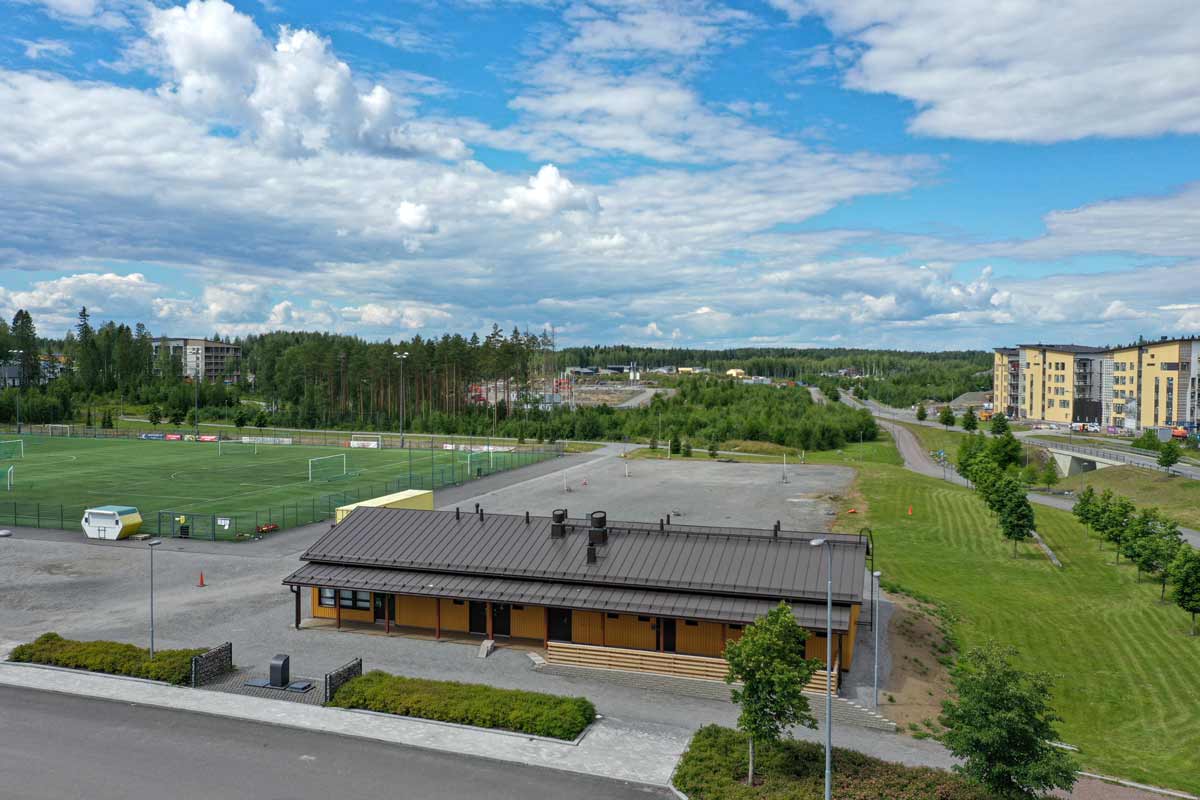 Tampereen Vuoreksen urheilupuiston huoltorakennus ilmakuva moduulirakennus toimitilarakentaminen.