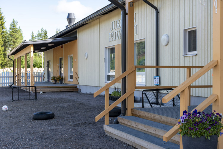 Toimitimme yli 500 kerrosneliöisen päiväkodin laajennusosan alle neljässä kuukaudessa sopimuksen allekirjoituksesta.  Tutustu referenssiin!