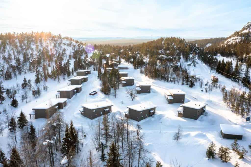 Teijo-Talot toimitti Kustaviin Lootholman matkailualueelle näyttäviä lomahuviloita. Katso miltä huvilat näyttävät!